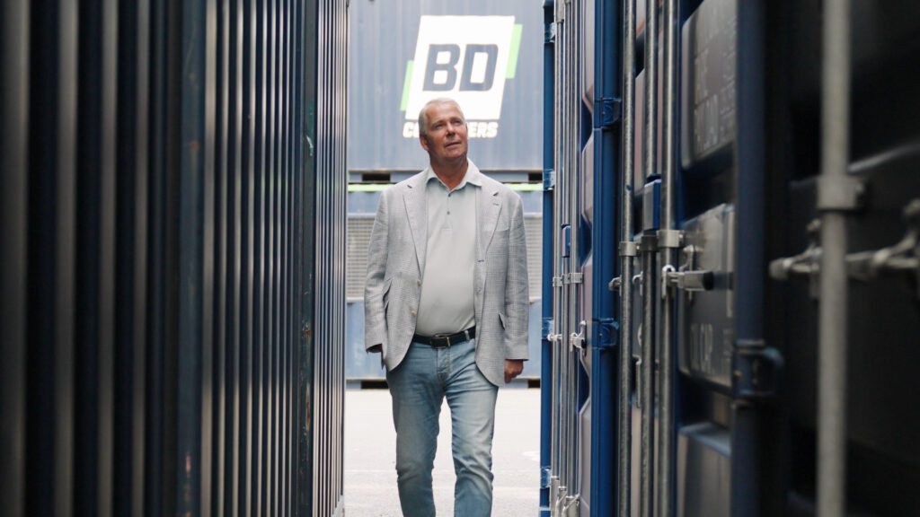 Tussen containers logo boven