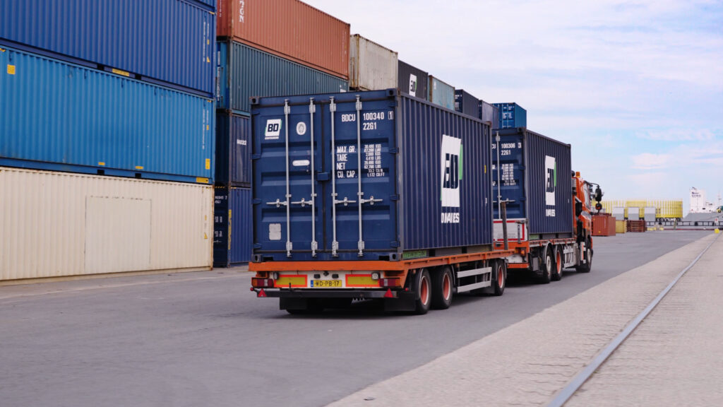Twee containers op vrachtwagen