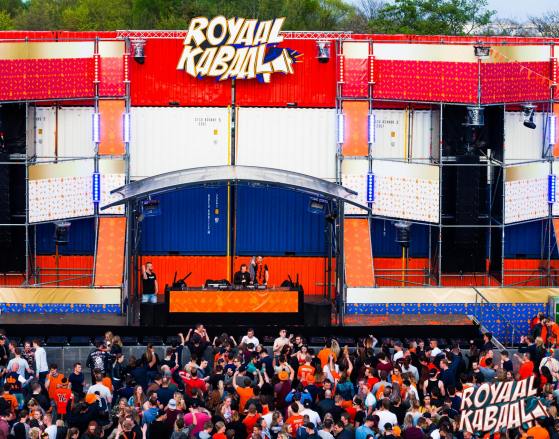 16 containers op royaal kabaal
